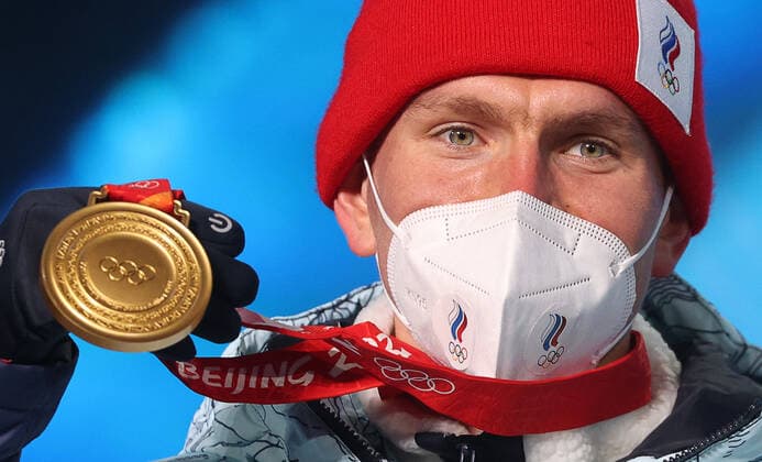 Sport Bilder des Tages ZHANGJIAKOU, CHINA - FEBRUARY 7, 2022: ROC athlete Alexander Bolshunov celebrates his gold medal during the men s 15km+15km skiathlon victory ceremony at the Medal Plaza as part of the 2022 Winter Olympic Games, Olympische Spiele, Olympia, OS Sergei Bobylev TASS  TS121C7A