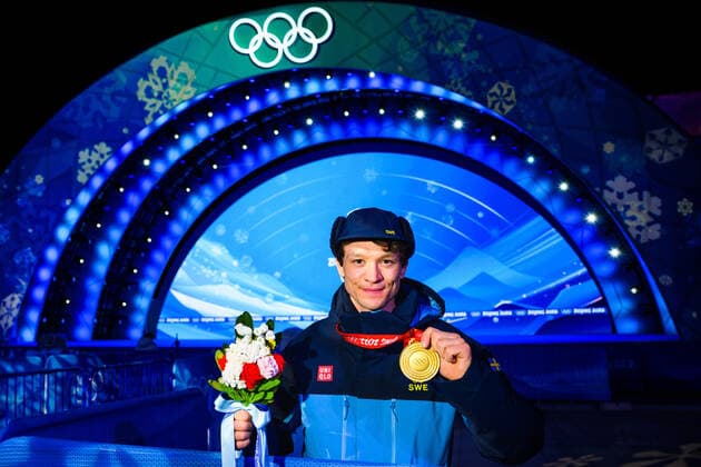 220207 Nils van der Poel of Sweden poses for a portrait with the gold medal after the medal ceremony for men s 5000 meter Speed skating, Eisschnelllauf during day 3 of the 2022 Winter Olympics on February 7, 2022 in Beijing. Photo: Mathias Bergeld BILDBYRAN kod MB MB0311 Olympic Games, Olympische Spiele, Olympia, OS olympics winter olympics os ol olympiska spel vinter-os olympiske leker peking peking 2022 beijing 2022 beijing 2022 olympic games beijing 2022 winter olympic games peking-os beijing-ol vinter-ol 3 bbeng medaljceremoni medaljeseremoni medal ceremony guld sverige sweden Copyright: MATHIASxBERGELD BB220207MB091