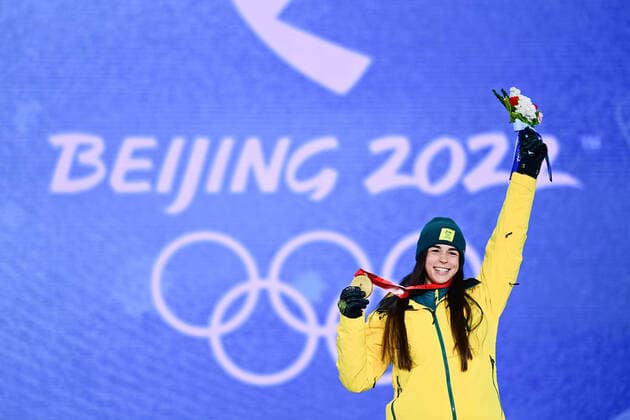 Bilder des Jahres 2022, Sport 02 Februar Sport Themen der Woche KW06 (220207) -- ZHANGJIAKOU, Feb. 7, 2022 -- Gold medalist Jakara Anthony of Australia poses during the awarding ceremony of the freestyle skiing women s moguls competition at the Zhangjiakou Medals Plaza of the Winter Olympics in Zhangjiakou, north China s Hebei Province, Feb. 7, 2022. Zhang Hongxiang) (BEIJING2022)CHINA-ZHANGJIAKOU-OLYMPIC Winter games, Winterspiele,Spiele, Summer games AWARDING CEREMONY (CN) ZHX 
