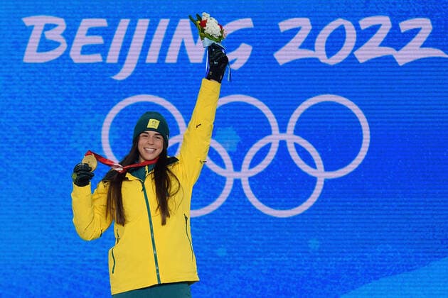 BEIJING WINTER OLYMPICS 2022, Jakara Anthony of Australia steps onto the podium after being presented the gold medal for the Women?s Moguls, at the Zhangjiakou Medal Plaza during the 2022 Beijing Winter Olympic Games, Olympische Spiele, Olympia, OS in Beijing, China, Monday, February 7, 2022. ( NO ARCHIVING, EDITORIAL USE ONLY, NO USE IN BOOKS WITHOUT CONSENT Copyright: xDANxHIMBRECHTSx 20220208001620995459