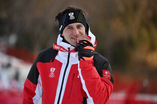 (220207) -- BEIJING, Feb. 7, 2022 -- Matthias Mayer of Austria poses for a photo during the awarding ceremony of the Alpine Skiing Men s Downhill at the National Alpine Skiing Centre in Yanqing District, Beijing, capital of China, Feb. 7, 2022. ) (BEIJING2022)CHINA-BEIJING-OLYMPIC Winter games, Winterspiele,Spiele, Summer games ALPINE SKIING-MEN S DOWNHILL (CN) ChenxBin 