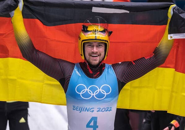 06.02.2022, National Sliding Centre, Yanqing, CHN, Olympische Winterspiele, Peking 2022, Rodeln, Einsitzer, Herren, 4. Lauf, im Bild Goldmedaillengewinner und Olympiasieger Johannes Ludwig (GER) Gold medalist and Olympic champion Johannes Ludwig of Germany during the 4th run of men Luge single seater competition for the Winter Olympic Games, Olympische Spiele, Olympia, OS Beijing 2022. National Sliding Centre in Yanqing, China on 2022 02 06. Expa Yanqing *** 06 02 2022, National Sliding Centre, Yanqing, CHN, Winter Olympic Games, Beijing 2022, Luge, single seater, men, 4 run, in picture gold medalist and Olympic champion Johannes Ludwig GER Gold medalist and Olympic champion Johannes Ludwig of Germany during the 4th run of men Luge single seater competition for the Winter Olympic Games Beijing 2022 National Sliding Centre in Yanqing, China on 2022 02 06 Expa Yanqing  EP_gro