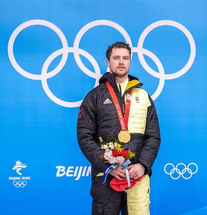 06.02.2022, National Sliding Centre, Yanqing, CHN, Olympische Winterspiele, Peking 2022, Rodeln, Einsitzer, Herren, Medaillen Zeremonie, im Bild Goldmedaillengewinner und Olympiasieger Johannes Ludwig (GER) Gold medalist and Olympic champion Johannes Ludwig of Germany during the Medal Award Ceremony of men Luge single seater competition for the Winter Olympic Games, Olympische Spiele, Olympia, OS Beijing 2022. National Sliding Centre in Yanqing, China on 2022 02 06. Expa Yanqing *** 06 02 2022, National Sliding Centre, Yanqing, CHN, Winter Olympic Games, Beijing 2022, luge, single seater, men, medal ceremony, in picture gold medalist and Olympic champion Johannes Ludwig GER Gold medalist and Olympic champion Johannes Ludwig of Germany during the Medal Award Ceremony of men Luge single seater competition for the Winter Olympic Games Beijing 2022 National Sliding Centre in Yanqing, China on 2022 02 06 Expa Yanqing  EP_gro