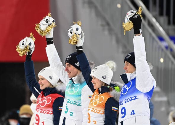 Sport Bilder des Tages (220207) -- ZHANGJIAKOU, Feb. 7, 2022 -- Gold medalist of Team Slovenia celebrate during the flower ceremony after Ski jumping, Skispringen, Ski, nordisch Mixed Team Final Round at the National Ski Jumping Centre in Zhangjiakou, north China s Hebei Province, Feb. 7, 2022. ) (BEIJING2022) CHINA-ZHANGJIAKOU-OLYMPIC Winter games, Winterspiele,Spiele, Summer games SKI JUMPING-MIXED TEAM(CN) FengxKaihua
