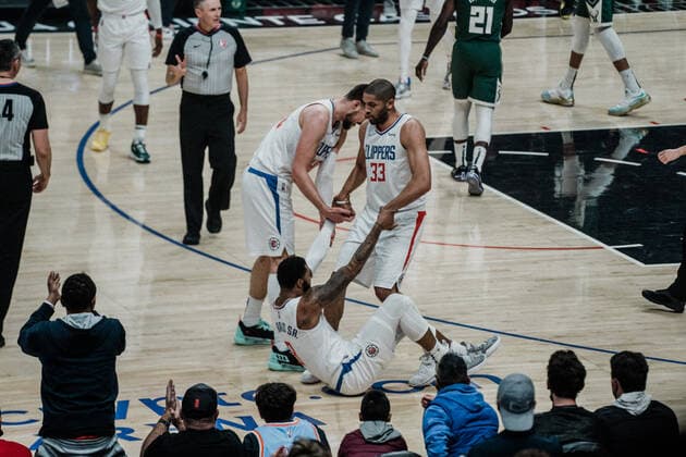 06.02.2022, USA, Los Angeles, crypto.com Arena, Basketball Herren, NBA, Basketball Herren, USA Saison 2021 2022, Los Angeles Clippers - Milwaukee Bucks Ivica Zubac (li.) Marcus Morris Sr. (mi.) Nicolas Batum (re.)
