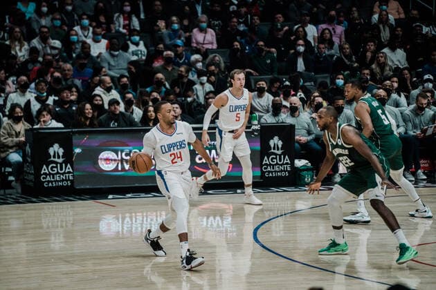 06.02.2022, USA, Los Angeles, crypto.com Arena, Basketball Herren, NBA, Basketball Herren, USA Saison 2021 2022, Los Angeles Clippers - Milwaukee Bucks Norman Powell (Clippers, mi.)