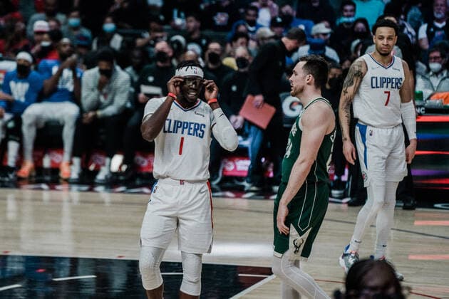 06.02.2022, USA, Los Angeles, crypto.com Arena, Basketball Herren, NBA, Basketball Herren, USA Saison 2021 2022, Los Angeles Clippers - Milwaukee Bucks Reggie Jackson (Clippers, li.)