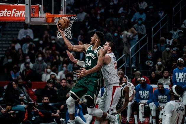06.02.2022, USA, Los Angeles, crypto.com Arena, Basketball Herren, NBA, Basketball Herren, USA Saison 2021 2022, Los Angeles Clippers - Milwaukee Bucks Giannis Antetokounmpo (Bucks, mi.) gegen Ivica Zubac (Clippers, re.)