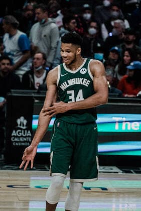 06.02.2022, USA, Los Angeles, crypto.com Arena, Basketball Herren, NBA, Basketball Herren, USA Saison 2021 2022, Los Angeles Clippers - Milwaukee Bucks Giannis Antetokounmpo, Jubel