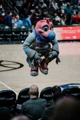 06.02.2022, USA, Los Angeles, crypto.com Arena, Basketball Herren, NBA, Basketball Herren, USA Saison 2021 2022, Los Angeles Clippers - Milwaukee Bucks Chuck the Condor