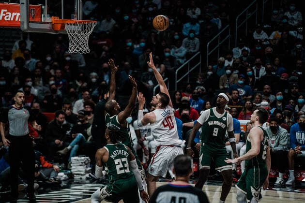 06.02.2022, USA, Los Angeles, crypto.com Arena, Basketball Herren, NBA, Basketball Herren, USA Saison 2021 2022, Los Angeles Clippers - Milwaukee Bucks Ivica Zubac (Clippers, mi.) gegen Khris Middleton (Bucks, re.)