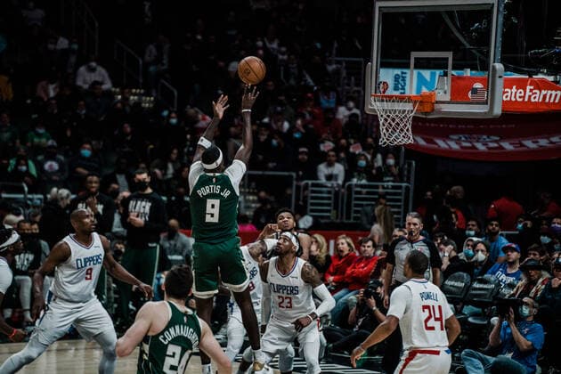 06.02.2022, USA, Los Angeles, crypto.com Arena, Basketball Herren, NBA, Basketball Herren, USA Saison 2021 2022, Los Angeles Clippers - Milwaukee Bucks Bobby Portis (Bucks, mi.)