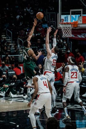 06.02.2022, USA, Los Angeles, crypto.com Arena, Basketball Herren, NBA, Basketball Herren, USA Saison 2021 2022, Los Angeles Clippers - Milwaukee Bucks Giannis Antetokounmpo (Bucks, li.) gegen Isaiah Hartenstein (Clippers, re.)