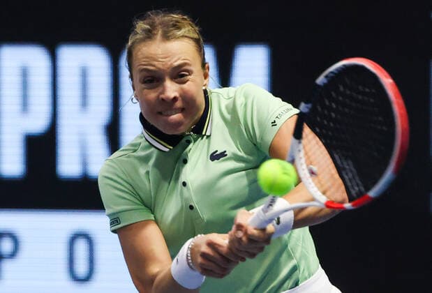 ST PETERSBURG, RUSSIA - FEBRUARY 7, 2022: Estonia s Anett Kontaveit returns a shot in her Round of 32 tennis singles match against Switzerland s Teichmann at the 2022 WTA, Tennis Damen St Petersburg Ladies Trophy at Sibur Arena. Alexander Demianchuk TASS  TS121D1C