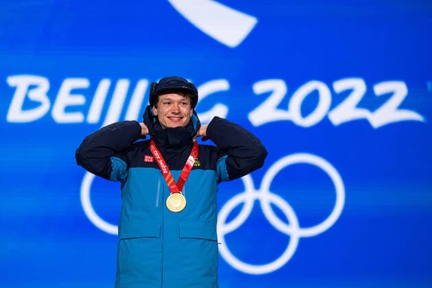 220207 Nils van der Poel of Sweden with the gold medal at the medal ceremony for men s 5000 meter Speed skating, Eisschnelllauf during day 3 of the 2022 Winter Olympics on February 7, 2022 in Beijing. Photo: Mathias Bergeld BILDBYRAN kod MB MB0311 Olympic Games, Olympische Spiele, Olympia, OS olympics winter olympics os ol olympiska spel vinter-os olympiske leker peking peking 2022 beijing 2022 beijing 2022 olympic games beijing 2022 winter olympic games peking-os beijing-ol vinter-ol 3 bbeng medaljceremoni medaljeseremoni medal ceremony sweden sverige jubel guld os-guld Copyright: MATHIASxBERGELD BB220207MB131
