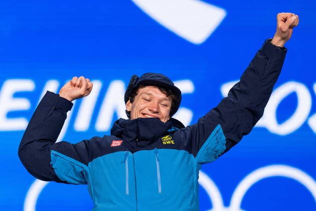 220207 Nils van der Poel of Sweden celebrates his gold medal on the podium the at the medal ceremony for men s 5000 meter Speed skating, Eisschnelllauf during day 3 of the 2022 Winter Olympics on February 7, 2022 in Beijing. Photo: Mathias Bergeld BILDBYRAN kod MB MB0311 Olympic Games, Olympische Spiele, Olympia, OS olympics winter olympics os ol olympiska spel vinter-os olympiske leker peking peking 2022 beijing 2022 beijing 2022 olympic games beijing 2022 winter olympic games peking-os beijing-ol vinter-ol 3 bbeng medaljceremoni medaljeseremoni medal ceremony sweden sverige jubel guld os-guld Copyright: MATHIASxBERGELD BB220207MB134