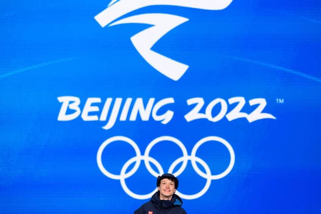 220207 Nils van der Poel of Sweden celebrates his gold medal on the podium the at the medal ceremony for men s 5000 meter Speed skating, Eisschnelllauf during day 3 of the 2022 Winter Olympics on February 7, 2022 in Beijing. Photo: Mathias Bergeld BILDBYRAN kod MB MB0311 Olympic Games, Olympische Spiele, Olympia, OS olympics winter olympics os ol olympiska spel vinter-os olympiske leker peking peking 2022 beijing 2022 beijing 2022 olympic games beijing 2022 winter olympic games peking-os beijing-ol vinter-ol 3 bbeng medaljceremoni medaljeseremoni medal ceremony sweden sverige jubel guld os-guld Copyright: MATHIASxBERGELD BB220207MB136