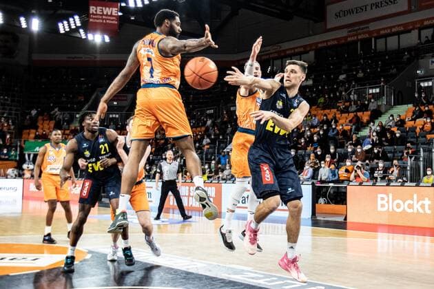 Michal Michalak (Ewe Baskets Oldenburg, 20), Thomas Klepeisz (Ratiopharm Ulm 22), Sindarius Thornwell (Ratiopharm Ulm 07) GER, Ratiopharm Ulm vs. EWE Baskets Oldenburg, easycredit 1.Bundesliga Basketball, 20.Spieltag, Saison 2021 22, 07.02.2022 Ratiopharm Ulm vs. EWE Baskets Oldenburg, 1.Basketball Bundesliga Neu-Ulm Copyright: xEibner-Pressefoto RogerxBuerkex EP_EER