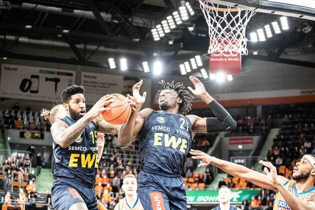 Cameron Clark (Ewe Baskets Oldenburg, 15), Tai Odiase (Ewe Baskets Oldenburg, 21) GER, Ratiopharm Ulm vs. EWE Baskets Oldenburg, easycredit 1.Bundesliga Basketball, 20.Spieltag, Saison 2021 22, 07.02.2022 Ratiopharm Ulm vs. EWE Baskets Oldenburg, 1.Basketball Bundesliga Neu-Ulm Copyright: xEibner-Pressefoto RogerxBuerkex EP_EER