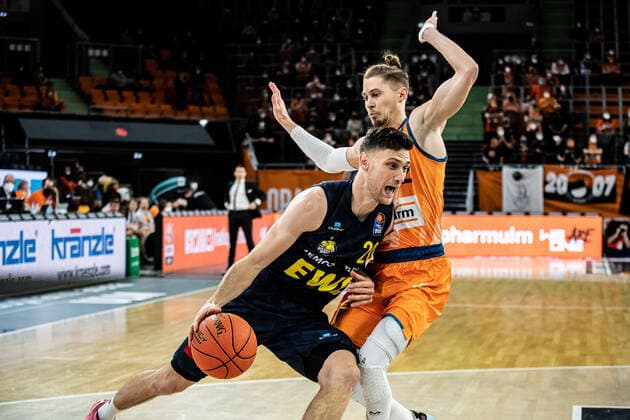 Michal Michalak (Ewe Baskets Oldenburg, 20), Thomas Klepeisz (Ratiopharm Ulm 22) GER, Ratiopharm Ulm vs. EWE Baskets Oldenburg, easycredit 1.Bundesliga Basketball, 20.Spieltag, Saison 2021 22, 07.02.2022 Ratiopharm Ulm vs. EWE Baskets Oldenburg, 1.Basketball Bundesliga Neu-Ulm Copyright: xEibner-Pressefoto RogerxBuerkex EP_EER