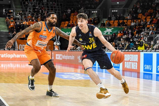 GER, BBL, ratiopharm ulm vs EWE Baskets Oldenburg 07.02.2022, ratiopharm arena, Neu-Ulm, GER, BBL, ratiopharm ulm vs EWE Baskets Oldenburg, im Bild Sindarius Thornwell (Ulm, 7), Alen Pjanic (Oldenburg, 35)