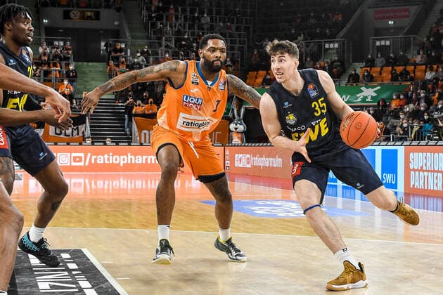 GER, BBL, ratiopharm ulm vs EWE Baskets Oldenburg 07.02.2022, ratiopharm arena, Neu-Ulm, GER, BBL, ratiopharm ulm vs EWE Baskets Oldenburg, im Bild Sindarius Thornwell (Ulm, 7), Alen Pjanic (Oldenburg, 35)