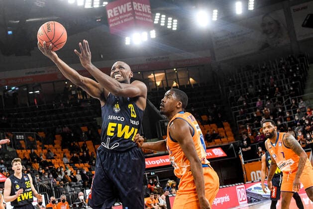 GER, BBL, ratiopharm ulm vs EWE Baskets Oldenburg 07.02.2022, ratiopharm arena, Neu-Ulm, GER, BBL, ratiopharm ulm vs EWE Baskets Oldenburg, im Bild Rickey Paulding (Oldenburg, 23) setzt sich gegen Semaj Christon (Ulm, 0) durch