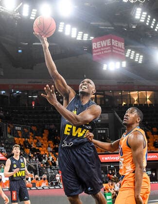 GER, BBL, ratiopharm ulm vs EWE Baskets Oldenburg 07.02.2022, ratiopharm arena, Neu-Ulm, GER, BBL, ratiopharm ulm vs EWE Baskets Oldenburg, im Bild Rickey Paulding (Oldenburg, 23) setzt sich gegen Semaj Christon (Ulm, 0) durch