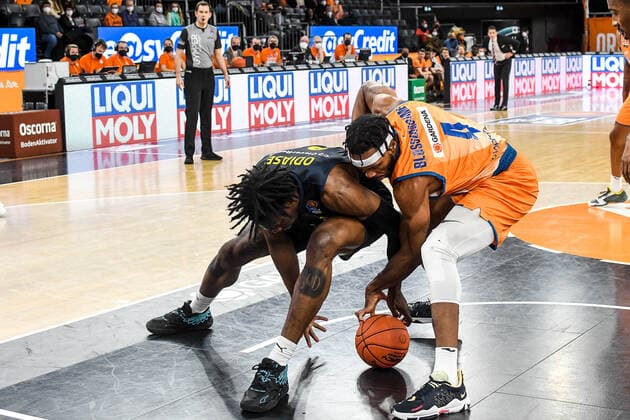 GER, BBL, ratiopharm ulm vs EWE Baskets Oldenburg 07.02.2022, ratiopharm arena, Neu-Ulm, GER, BBL, ratiopharm ulm vs EWE Baskets Oldenburg, im Bild Kampf um den Ball, Tai Odiase (Oldenburg, 21), Jaron Blossomgame (Ulm, 4)