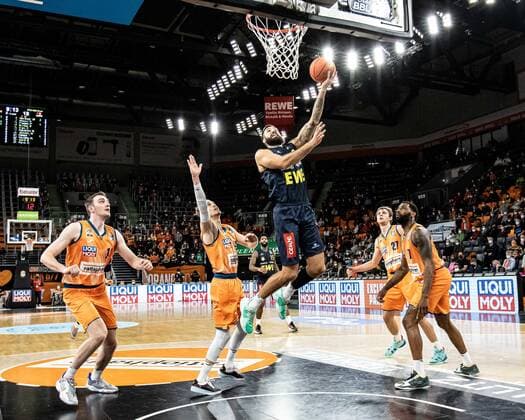 Martin Breunig (Ewe Baskets Oldenburg, 12) Thomas Klepeisz (Ratiopharm Ulm 22), Philipp Herkenhoff (Ratiopharm Ulm 14), Moritz Krimmer (Ratiopharm Ulm 27), Sindarius Thornwell (Ratiopharm Ulm 07) GER, Ratiopharm Ulm vs. EWE Baskets Oldenburg, easycredit 1.Bundesliga Basketball, 20.Spieltag, Saison 2021 22, 07.02.2022 Ratiopharm Ulm vs. EWE Baskets Oldenburg, 1.Basketball Bundesliga Neu-Ulm Copyright: xEibner-Pressefoto RogerxBuerkex EP_EER