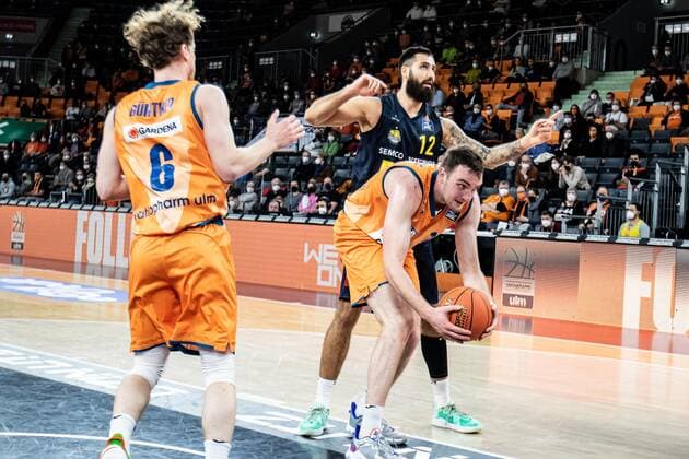 Philipp Herkenhoff (Ratiopharm Ulm 14), Martin Breunig (Ewe Baskets Oldenburg, 12), Per Guenther (Ratiopharm Ulm 06) GER, Ratiopharm Ulm vs. EWE Baskets Oldenburg, easycredit 1.Bundesliga Basketball, 20.Spieltag, Saison 2021 22, 07.02.2022 Ratiopharm Ulm vs. EWE Baskets Oldenburg, 1.Basketball Bundesliga Neu-Ulm Copyright: xEibner-Pressefoto RogerxBuerkex EP_EER