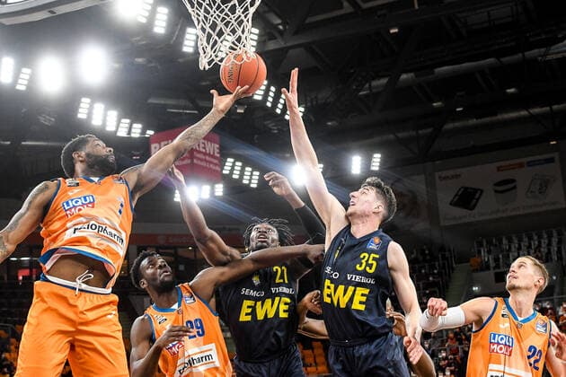 GER, BBL, ratiopharm ulm vs EWE Baskets Oldenburg 07.02.2022, ratiopharm arena, Neu-Ulm, GER, BBL, ratiopharm ulm vs EWE Baskets Oldenburg, im Bild Kampf um den Ball, Sindarius Thornwell (Ulm, 7), Nat Diallo (Ulm, 29), Tai Odiase (Oldenburg, 21), Alen Pjanic (Oldenburg, 35), Thomas Klepeisz (Ulm, 22)