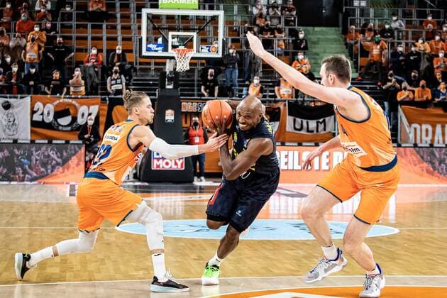 Rickey Paulding (Ewe Baskets Oldenburg, 23), Thomas Klepeisz (Ratiopharm Ulm 22), Philipp Herkenhoff (Ratiopharm Ulm 14) GER, Ratiopharm Ulm vs. EWE Baskets Oldenburg, easycredit 1.Bundesliga Basketball, 20.Spieltag, Saison 2021 22, 07.02.2022 Ratiopharm Ulm vs. EWE Baskets Oldenburg, 1.Basketball Bundesliga Neu-Ulm Copyright: xEibner-Pressefoto RogerxBuerkex EP_EER
