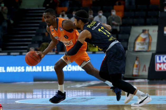 07.02.22, Neu Ulm, Deutschland, ratiopharm Arena, ratiopharm ulm vs. EWE Baskets Oldenburg - Basketball Bundesliga, Semaj Christon (ratiopharm ulm) und Phil Pressey (EWE Baskets Oldenburg) im Zweikampf (Foto H. Langer) Neu Ulm ratiopharm Arena Bayern Deutschland