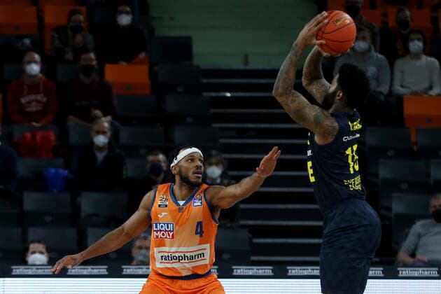 07.02.22, Neu Ulm, Deutschland, ratiopharm Arena, ratiopharm ulm vs. EWE Baskets Oldenburg - Basketball Bundesliga, Jaron Blossomgame (ratiopharm ulm) und Cameron Clark (EWE Baskets Oldenburg) im Zweikampf (Foto H. Langer) Neu Ulm ratiopharm Arena Bayern Deutschland