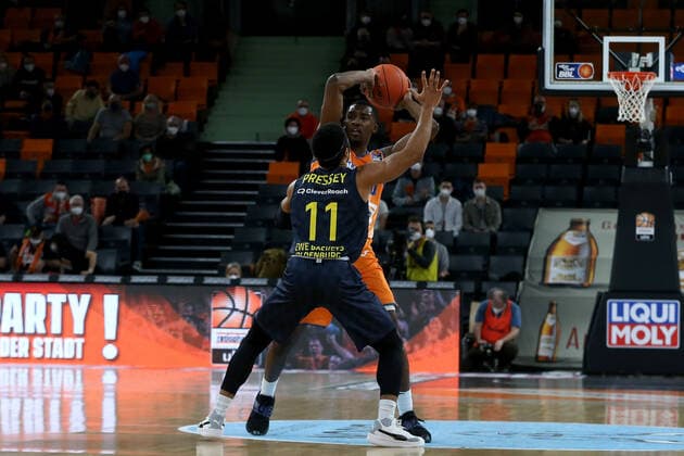 07.02.22, Neu Ulm, Deutschland, ratiopharm Arena, ratiopharm ulm vs. EWE Baskets Oldenburg - Basketball Bundesliga, Phil Pressey (EWE Baskets Oldenburg) und Semaj Christon (ratiopharm ulm) im Zweikampf (Foto H. Langer) Neu Ulm ratiopharm Arena Bayern Deutschland