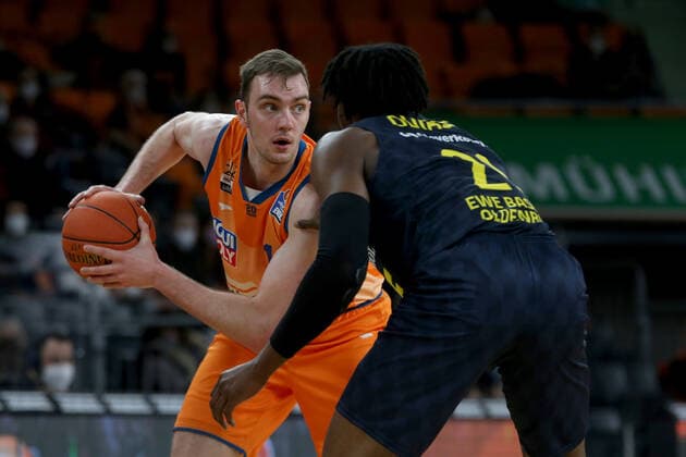 07.02.22, Neu Ulm, Deutschland, ratiopharm Arena, ratiopharm ulm vs. EWE Baskets Oldenburg - Basketball Bundesliga, Philipp Herkenhoff (ratiopharm ulm) und Tai Odiase (EWE Baskets Oldenburg) im Zweikampf (Foto H. Langer) Neu Ulm ratiopharm Arena Bayern Deutschland