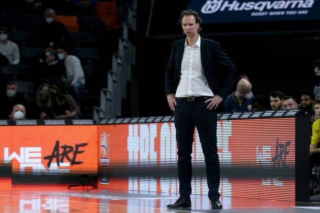 07.02.22, Neu Ulm, Deutschland, ratiopharm Arena, ratiopharm ulm vs. EWE Baskets Oldenburg - Basketball Bundesliga, Trainer Ingo Freyer (EWE Baskets Oldenburg) Schaut (Foto H. Langer) Neu Ulm ratiopharm Arena Bayern Deutschland