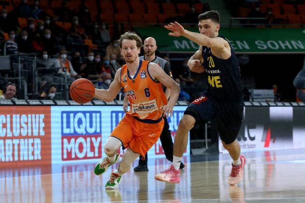 07.02.22, Neu Ulm, Deutschland, ratiopharm Arena, ratiopharm ulm vs. EWE Baskets Oldenburg - Basketball Bundesliga, Per Guenther (ratiopharm ulm) und Michal Michalak (EWE Baskets Oldenburg) im Zweikampf (Foto H. Langer) Neu Ulm ratiopharm Arena Bayern Deutschland