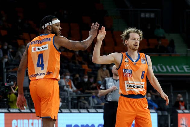 07.02.22, Neu Ulm, Deutschland, ratiopharm Arena, ratiopharm ulm vs. EWE Baskets Oldenburg - Basketball Bundesliga, Jaron Blossomgame (ratiopharm ulm) und Per Guenther (ratiopharm ulm) gestikuliert, gestik (Foto H. Langer) Neu Ulm ratiopharm Arena Bayern Deutschland