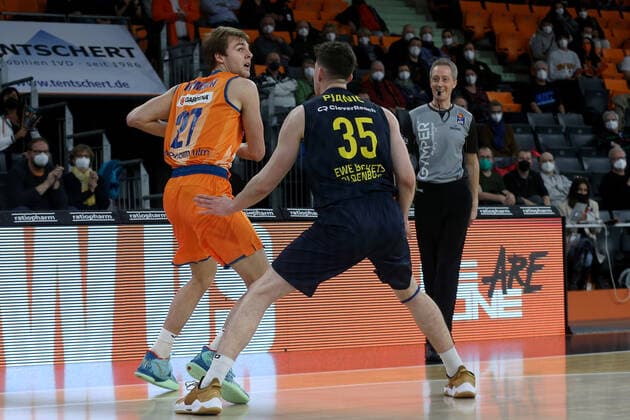 07.02.22, Neu Ulm, Deutschland, ratiopharm Arena, ratiopharm ulm vs. EWE Baskets Oldenburg - Basketball Bundesliga, Moritz Krimmer (ratiopharm ulm) und Alen Pjanic (EWE Baskets Oldenburg) im Zweikampf (Foto H. Langer) Neu Ulm ratiopharm Arena Bayern Deutschland