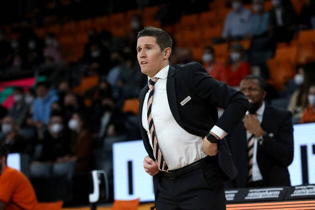 07.02.22, Neu Ulm, Deutschland, ratiopharm Arena, ratiopharm ulm vs. EWE Baskets Oldenburg - Basketball Bundesliga, Head Coach Jaka Lakovic (ratiopharm ulm) Schaut (Foto H. Langer) Neu Ulm ratiopharm Arena Bayern Deutschland