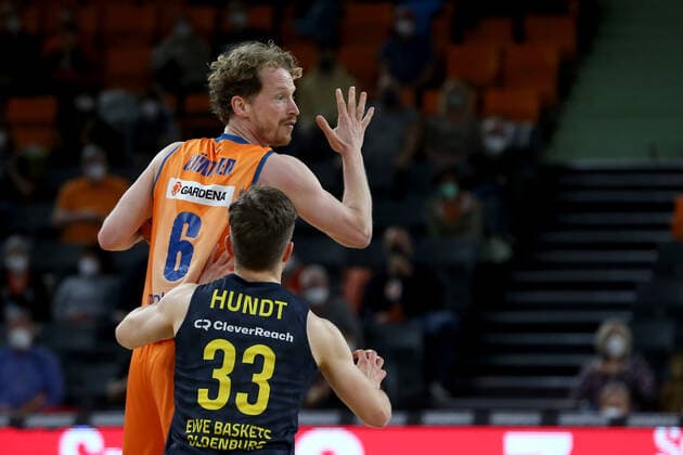 07.02.22, Neu Ulm, Deutschland, ratiopharm Arena, ratiopharm ulm vs. EWE Baskets Oldenburg - Basketball Bundesliga, Per Guenther (ratiopharm ulm) und Bennet Hundt (EWE Baskets Oldenburg) im Zweikampf (Foto H. Langer) Neu Ulm ratiopharm Arena Bayern Deutschland