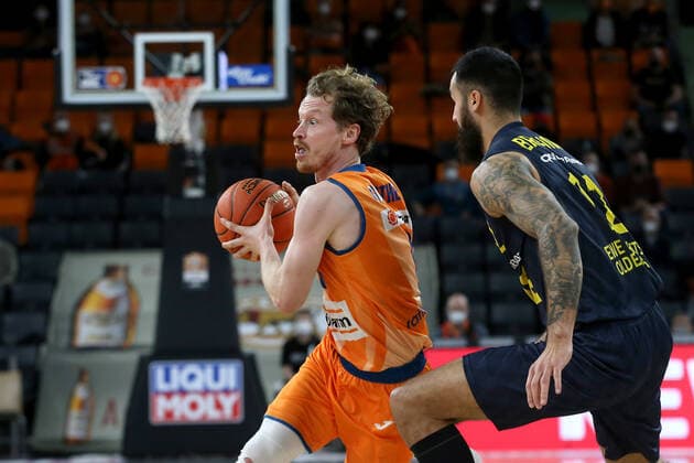 07.02.22, Neu Ulm, Deutschland, ratiopharm Arena, ratiopharm ulm vs. EWE Baskets Oldenburg - Basketball Bundesliga, Per Guenther (ratiopharm ulm) und Martin Breunig (EWE Baskets Oldenburg) im Zweikampf (Foto H. Langer) Neu Ulm ratiopharm Arena Bayern Deutschland