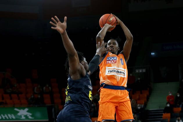 07.02.22, Neu Ulm, Deutschland, ratiopharm Arena, ratiopharm ulm vs. EWE Baskets Oldenburg - Basketball Bundesliga, Tai Odiase (EWE Baskets Oldenburg) und Semaj Christon (ratiopharm ulm) im Zweikampf (Foto H. Langer) Neu Ulm ratiopharm Arena Bayern Deutschland