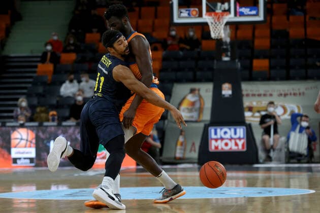 07.02.22, Neu Ulm, Deutschland, ratiopharm Arena, ratiopharm ulm vs. EWE Baskets Oldenburg - Basketball Bundesliga, Phil Pressey (EWE Baskets Oldenburg) und Nat Diallo (ratiopharm ulm) im Zweikampf (Foto H. Langer) Neu Ulm ratiopharm Arena Bayern Deutschland