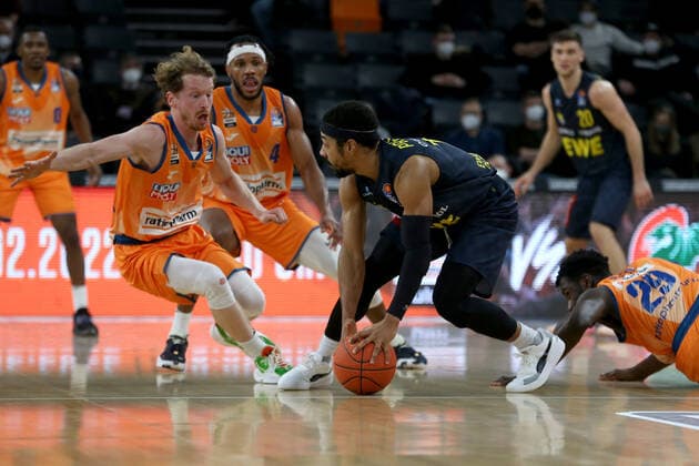07.02.22, Neu Ulm, Deutschland, ratiopharm Arena, ratiopharm ulm vs. EWE Baskets Oldenburg - Basketball Bundesliga, Per Guenther (ratiopharm ulm) und Phil Pressey (EWE Baskets Oldenburg) im Zweikampf (Foto H. Langer) Neu Ulm ratiopharm Arena Bayern Deutschland
