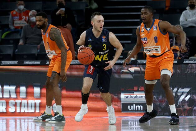 07.02.22, Neu Ulm, Deutschland, ratiopharm Arena, ratiopharm ulm vs. EWE Baskets Oldenburg - Basketball Bundesliga, Sindarius Thornwell (ratiopharm ulm), Max Heidegger (EWE Baskets Oldenburg) und Semaj Christon (ratiopharm ulm) im Zweikampf (Foto H. Langer) Neu Ulm ratiopharm Arena Bayern Deutschland