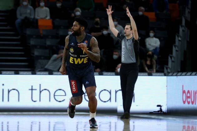 07.02.22, Neu Ulm, Deutschland, ratiopharm Arena, ratiopharm ulm vs. EWE Baskets Oldenburg - Basketball Bundesliga, Cameron Clark (EWE Baskets Oldenburg) gestikuliert, gestik (Foto H. Langer) Neu Ulm ratiopharm Arena Bayern Deutschland