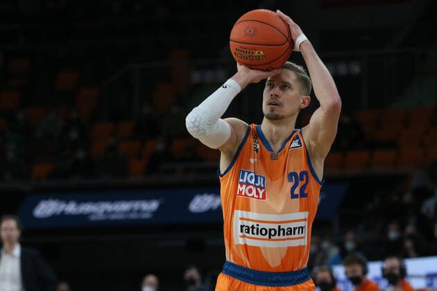 07.02.22, Neu Ulm, Deutschland, ratiopharm Arena, ratiopharm ulm vs. EWE Baskets Oldenburg - Basketball Bundesliga, Thomas Klepeisz (ratiopharm ulm) in Aktion, am Ball, Einzelaktion (Foto H. Langer) Neu Ulm ratiopharm Arena Bayern Deutschland